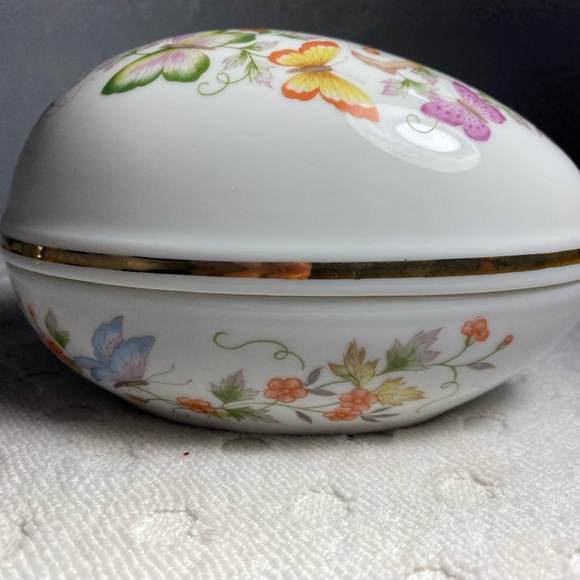 Vintage 1974 Avon Fine Porcelain Decorated Egg Trinket Box with 22K Gold Trim - Picture 10 of 15